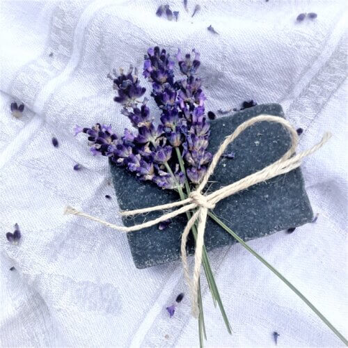 Kohleseife mit Lavendel auf Leinentuch