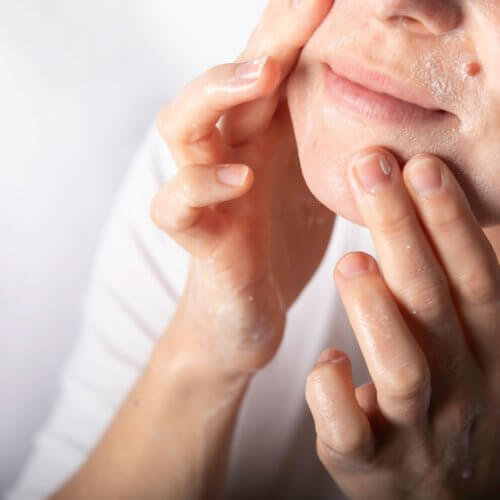 Gesichtsreinigung - Anwendung mit fester Naturkosmetik