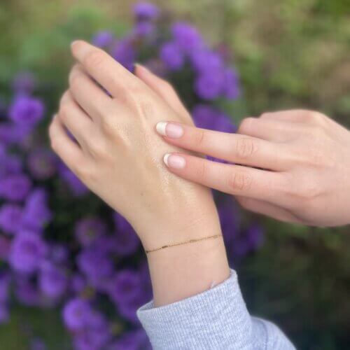 Anwendung Handbalsam Lavendel Natural Pure Solids, Handbalsam mit Lavendelöl für beanspruchte Hände auftragen, feste Handcreme mit Lavendel