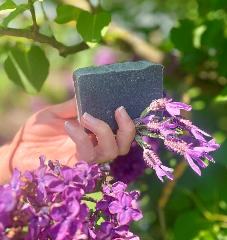 Salzseife mit Aktivkohle für das Gesicht duftfrei und für den Körper mit Lavendel und Patchouli