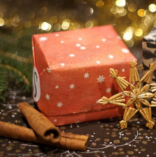 Zwei Naturseifen als Geschenset für Weihnachten in roter Verpackung aus Graspapier