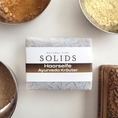 Haarseife Ayurveda Kräuter. Vegan und plastikfrei. Nachhaltige Naturseife mit ayurvedischen Kräutern nach traditioneller Rezeptur. Haare waschen mit Seife.