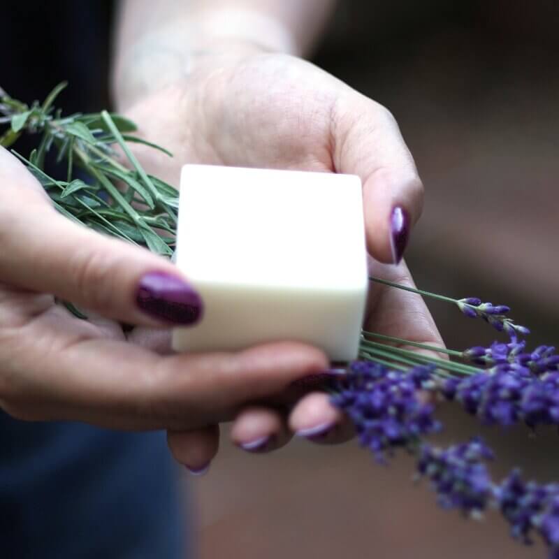 Solid Conditioner ohne Silikone mit Lavendelöl in handlicher Form
