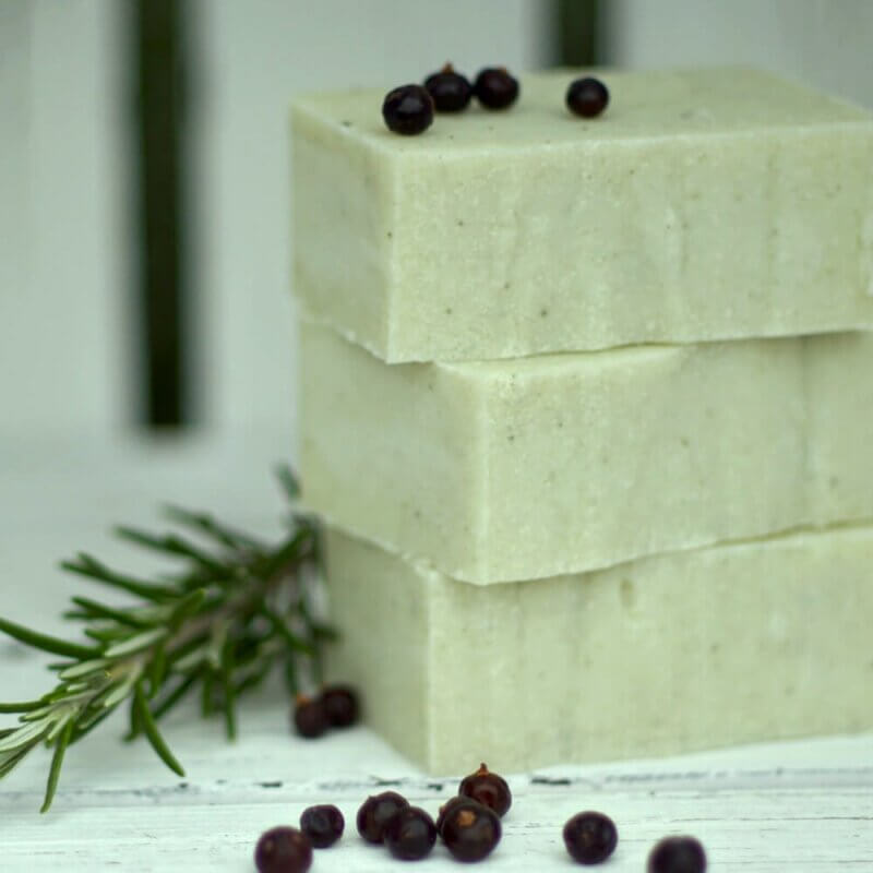 Salzseife Wacholderbeere - Rosmarin, schäumende Salzseife mit Meersalz und echtem Duft von ätherischen Ölen aus Wacholderbeere und Rosmarin, Salzseife für Haut und Haare, handgemachte Naturseife mit Salz
