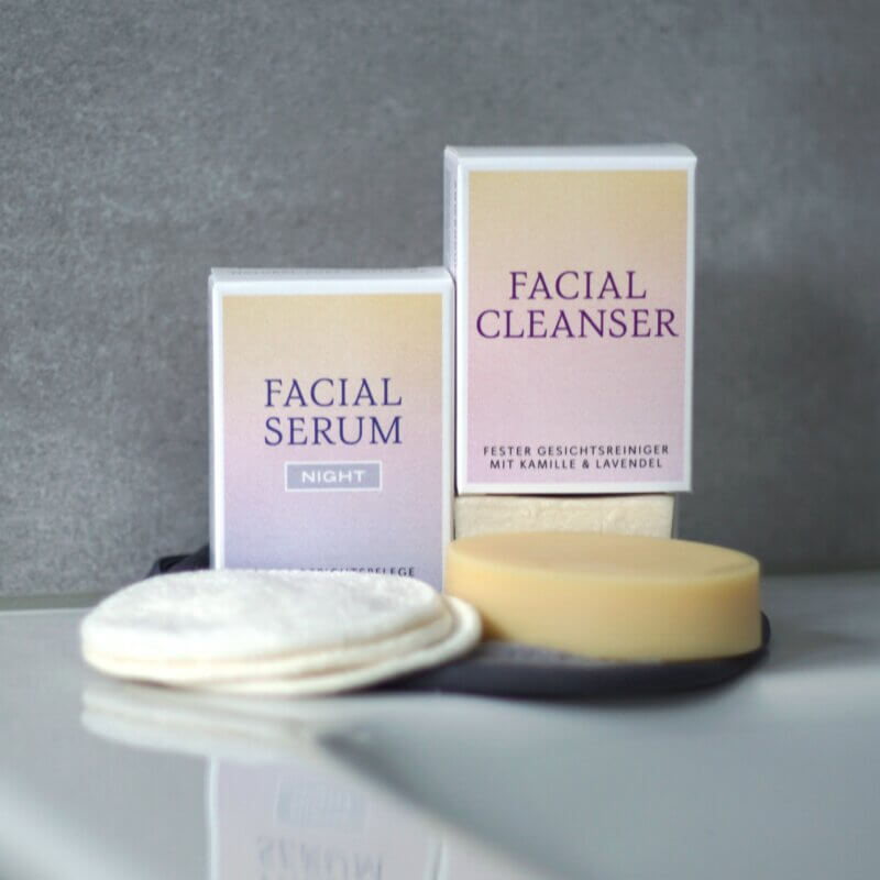 Abschmink Set mit Gesichtsreiniger, feste Gesichtspflege, waschbaren Abschmink Pads und Abschmink Tuch von Natural Pure Solids auf dem Waschtisch im Badezimmer